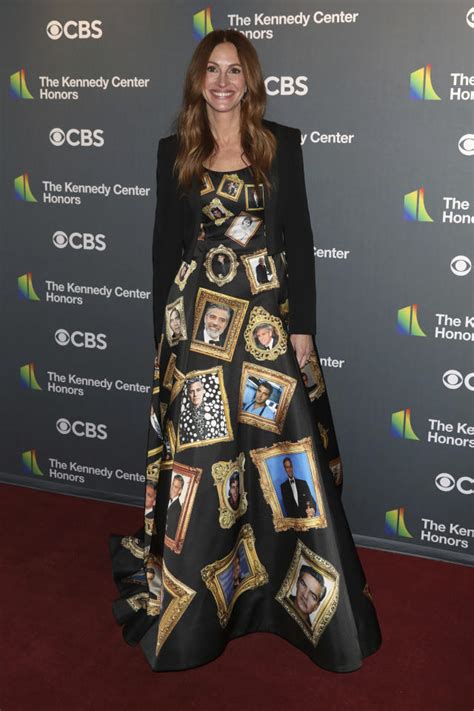 Julia Roberts rinde tributo a George Clooney a través de su vestido.